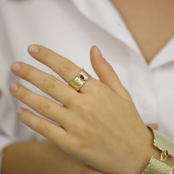 Pembe Taşlı Altın Yüzük