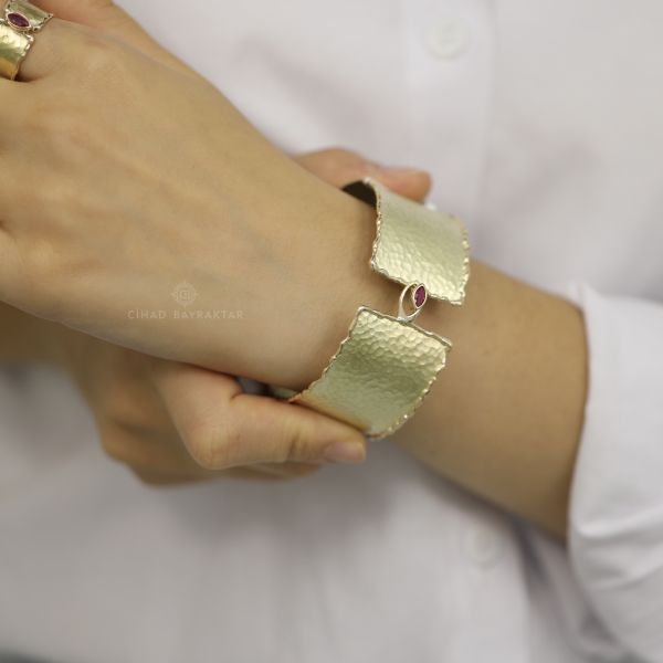 Taş Detaylı Kelepçe