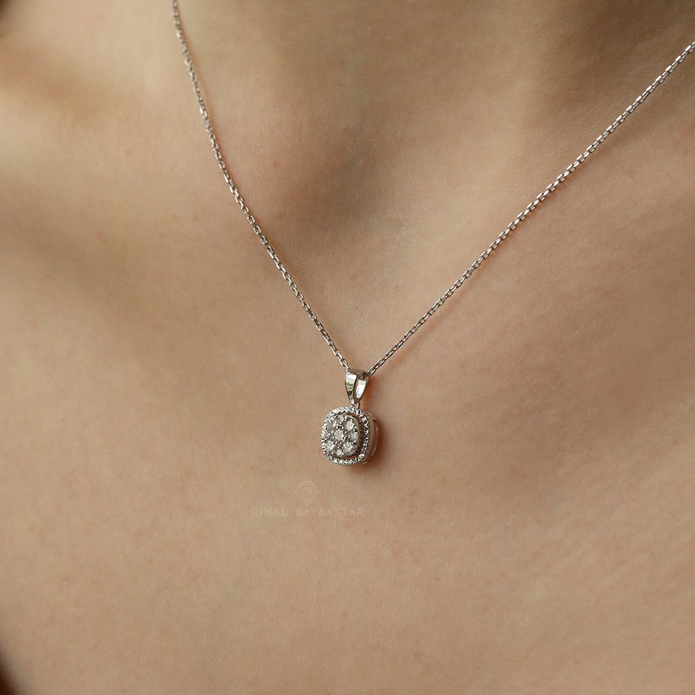 0.24 Ct. Baget Pırlanta Kolye