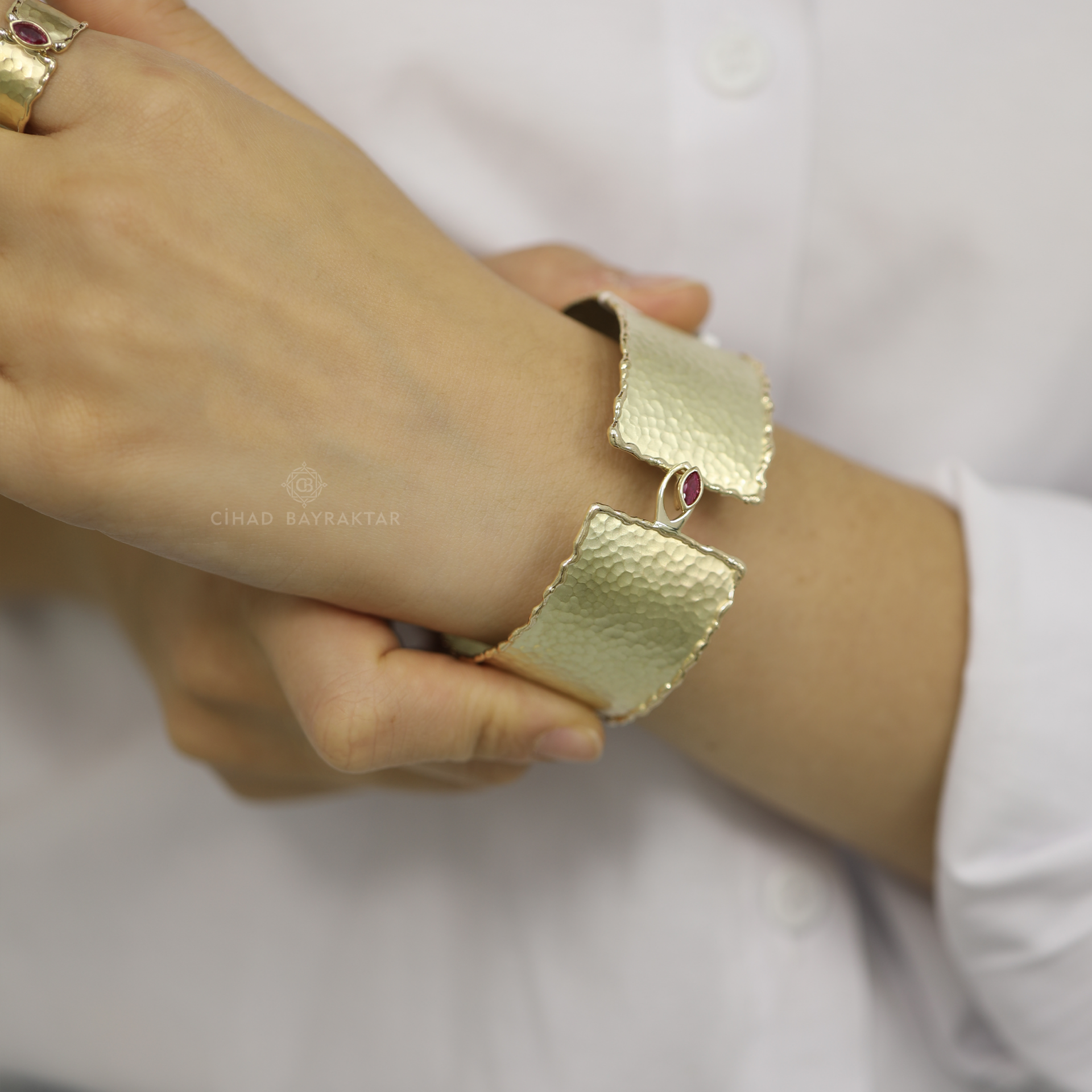 Taş Detaylı Kelepçe