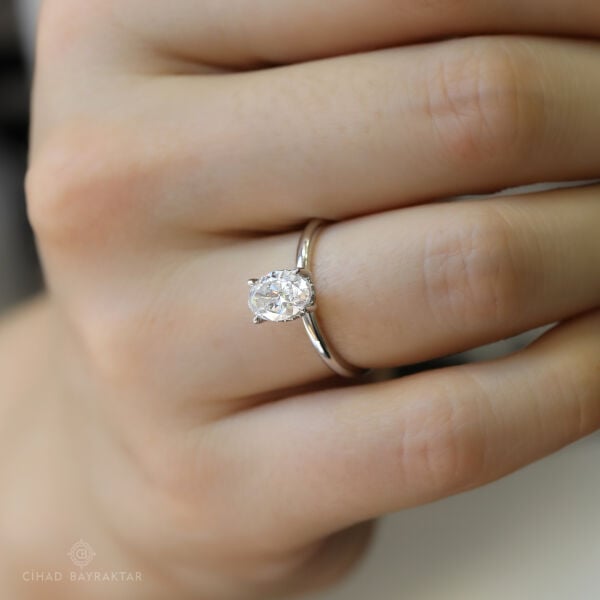 1.07 ct Oval Kesim Pırlanta Yüzük