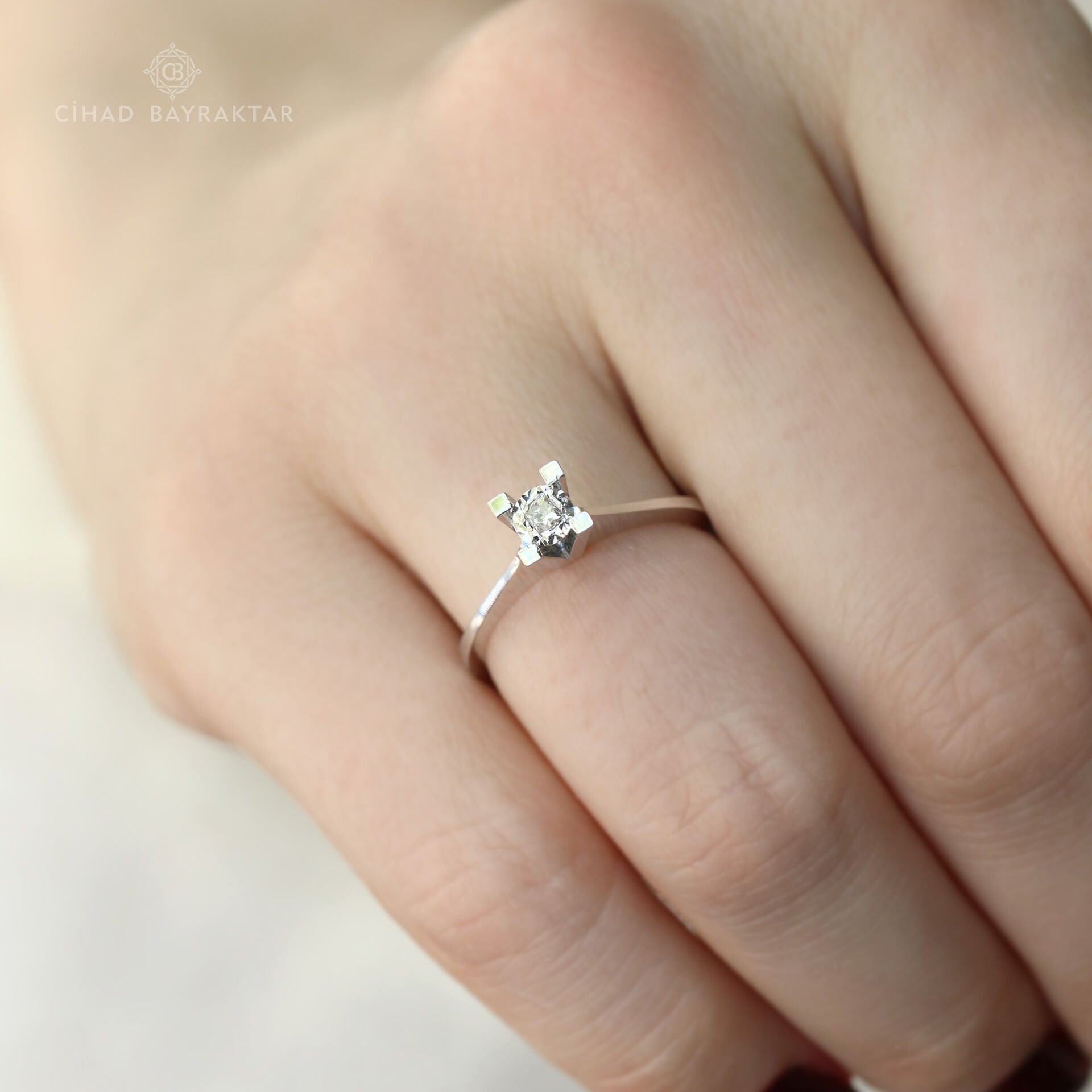 0,05 ct Pırlanta Tektaş Yüzük