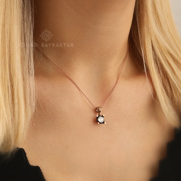 0.44 Ct.  Elmas Kolye