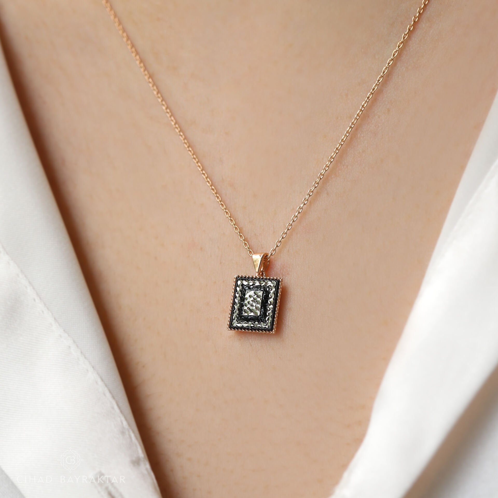 0,01 ct Elmas Baget Kolye