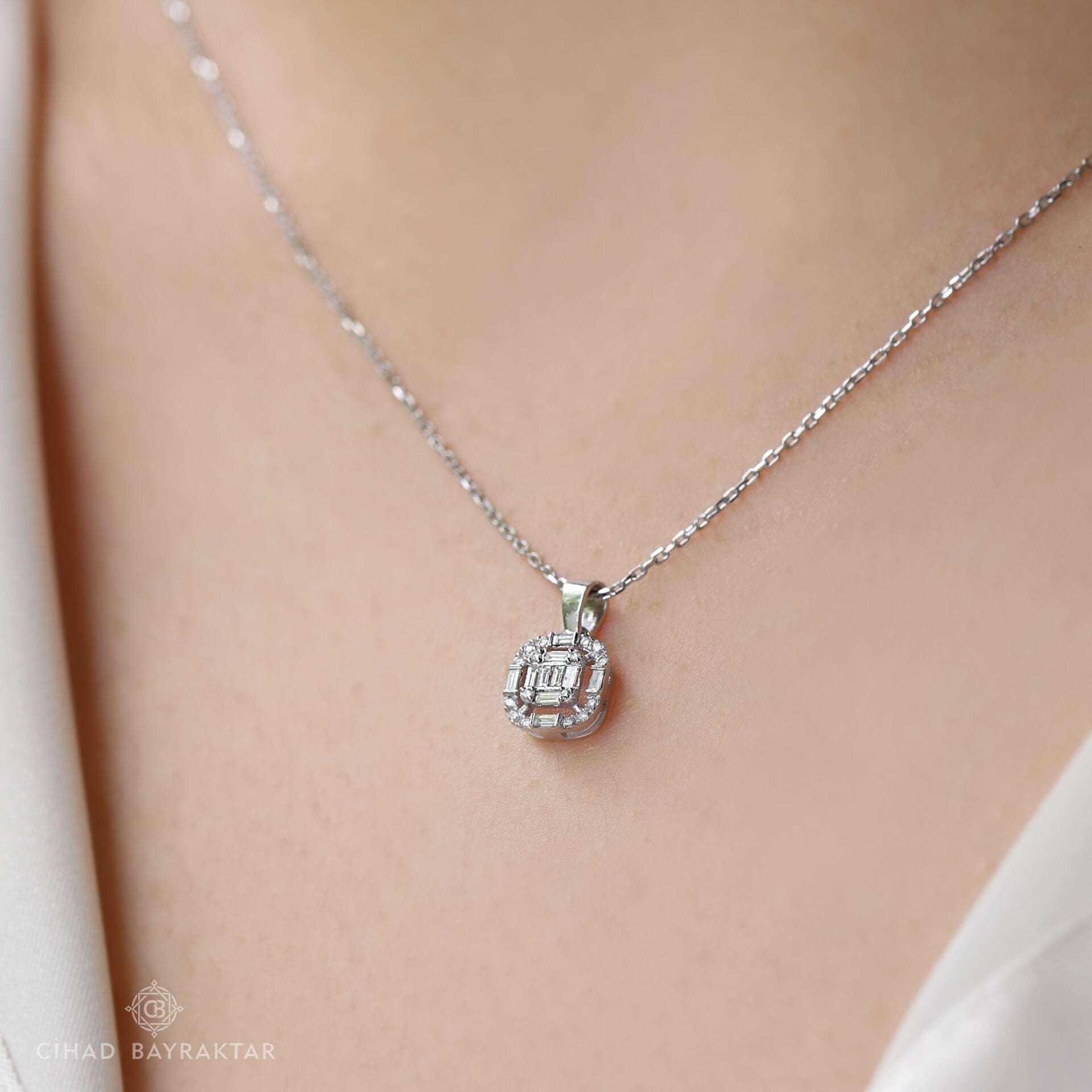 0,18 ct Pırlanta Baget Kolye