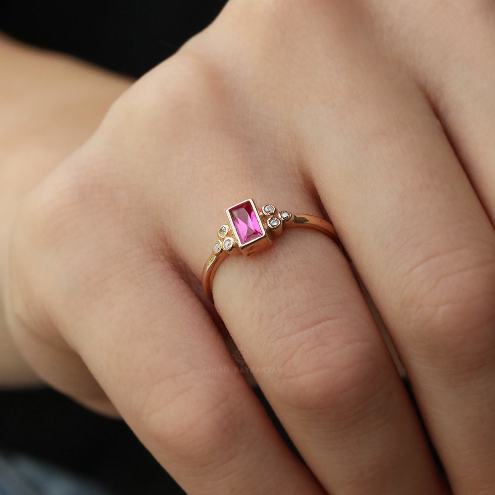 Pembe Taşlı Altın Yüzük