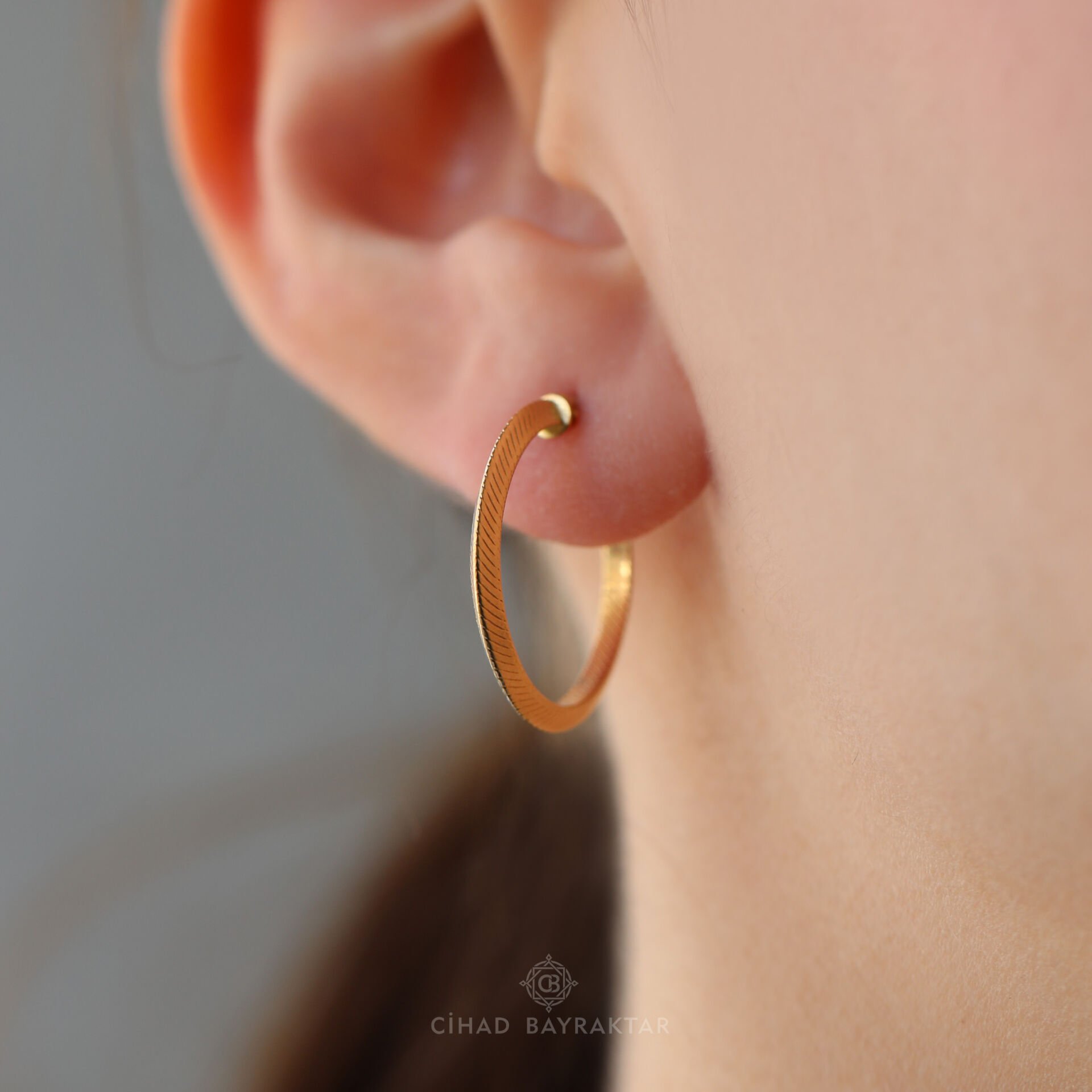 Desenli Halka Altın Küpe