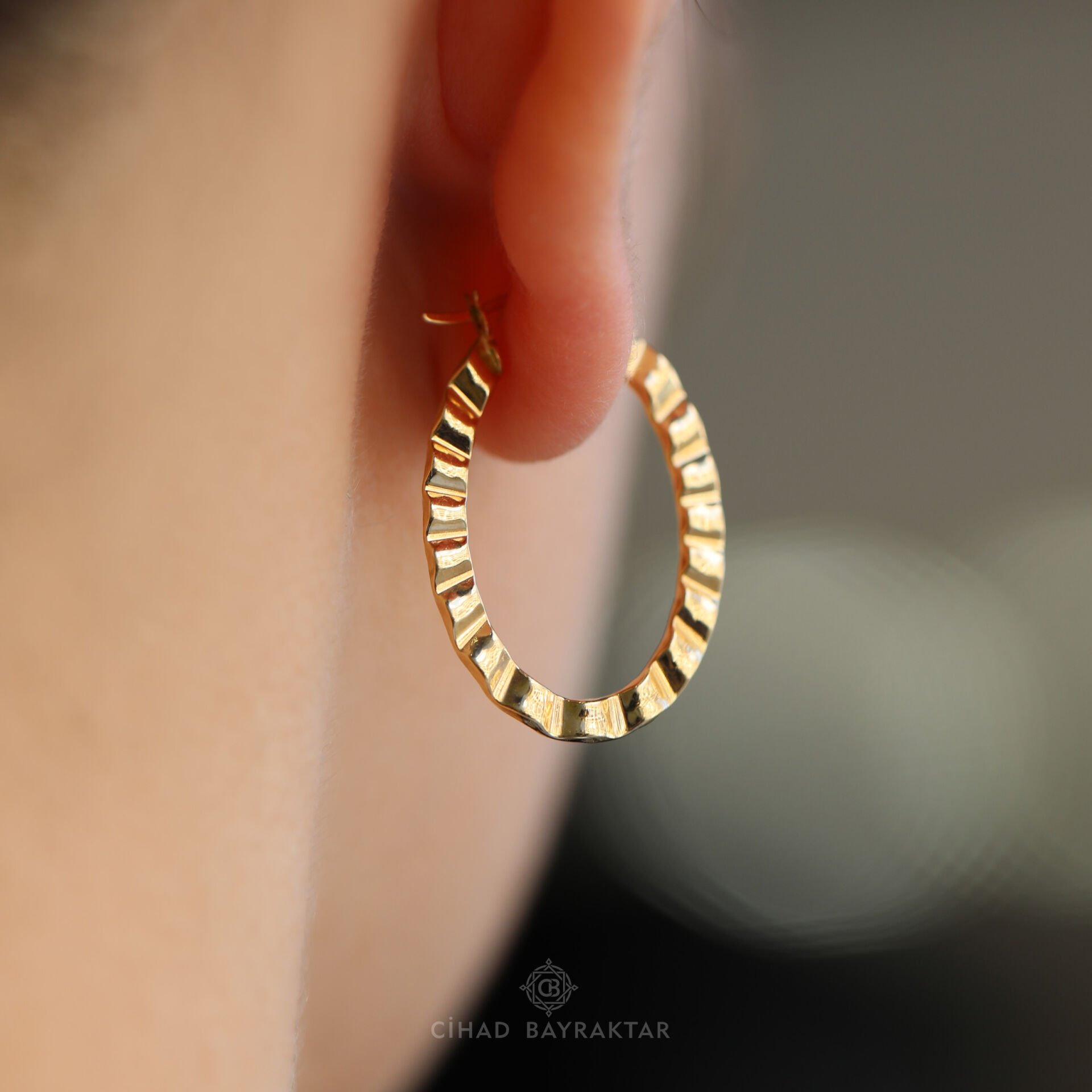 Desenli Halka Altın Küpe