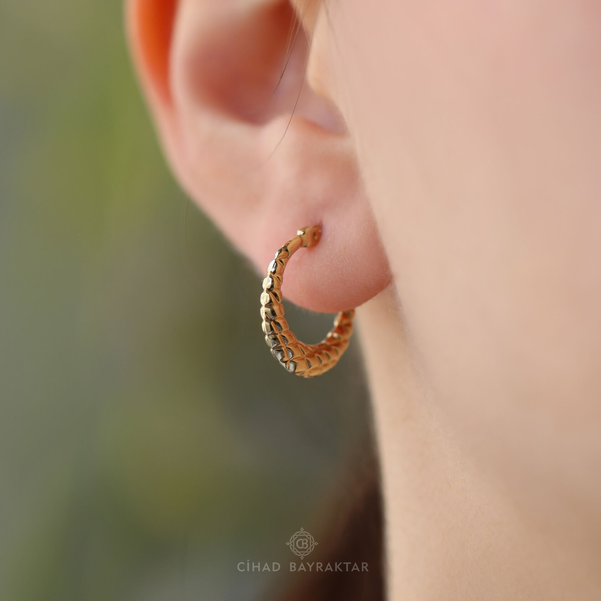 Desenli Halka Altın Küpe