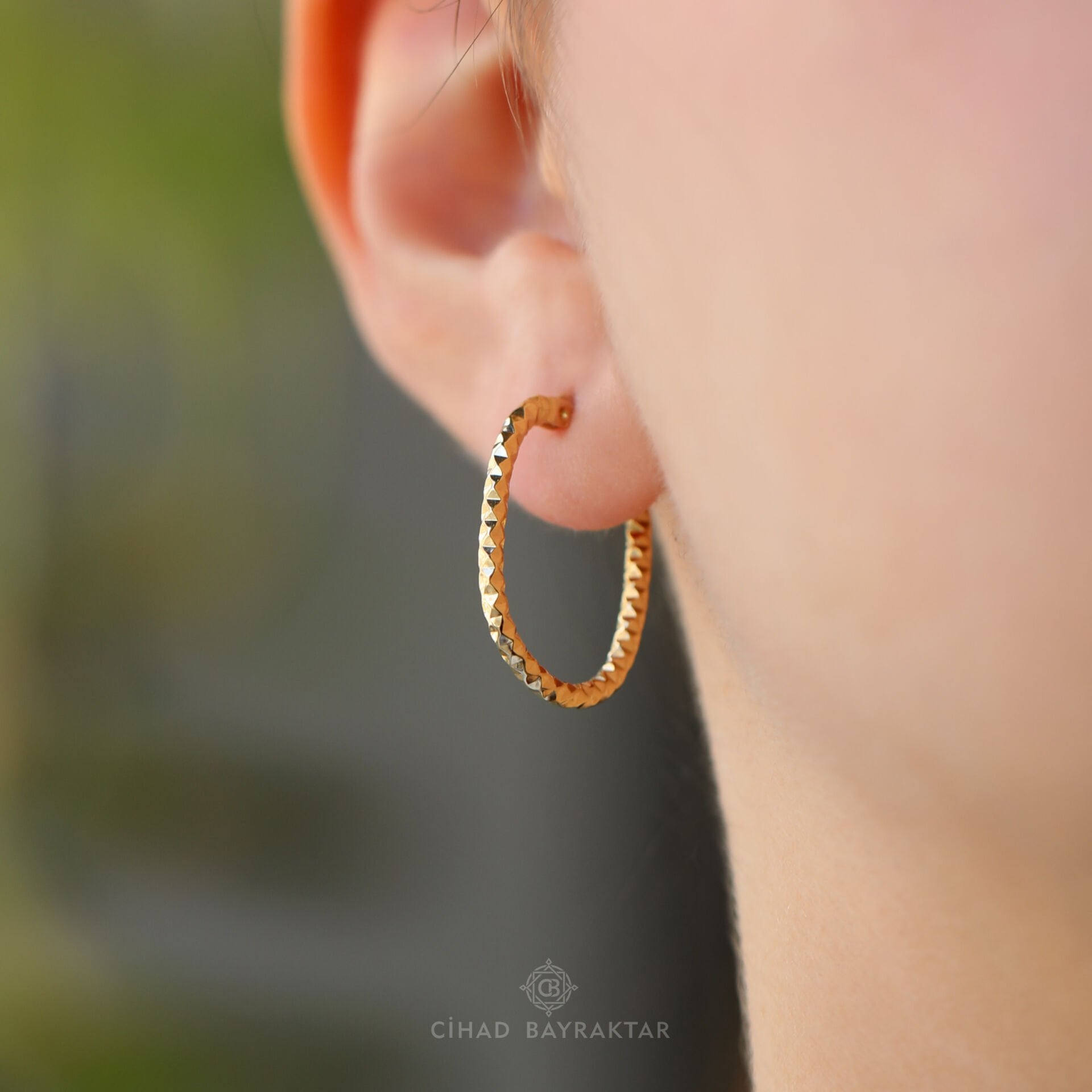 Desenli Halka Altın Küpe