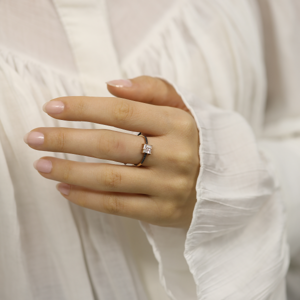 Kare Taşlı Yüzük