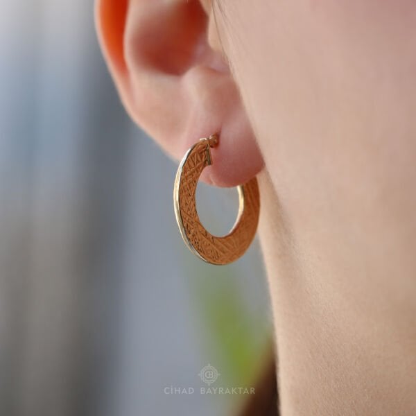 Desenli Halka Altın Küpe