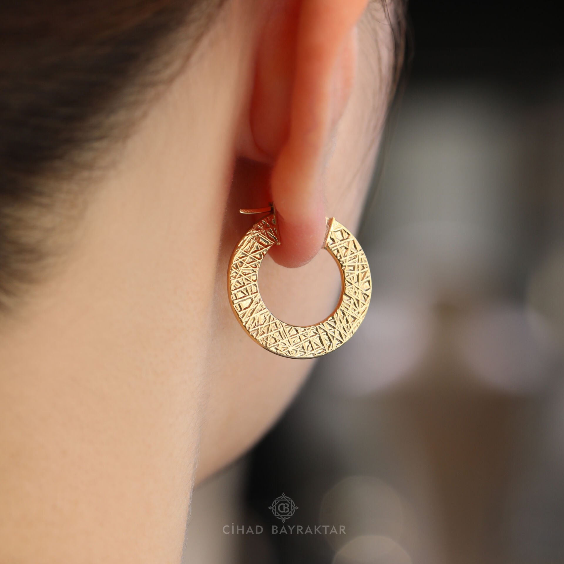 Desenli Halka Altın Küpe