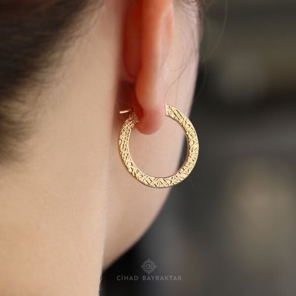 Desenli Halka Altın Küpe