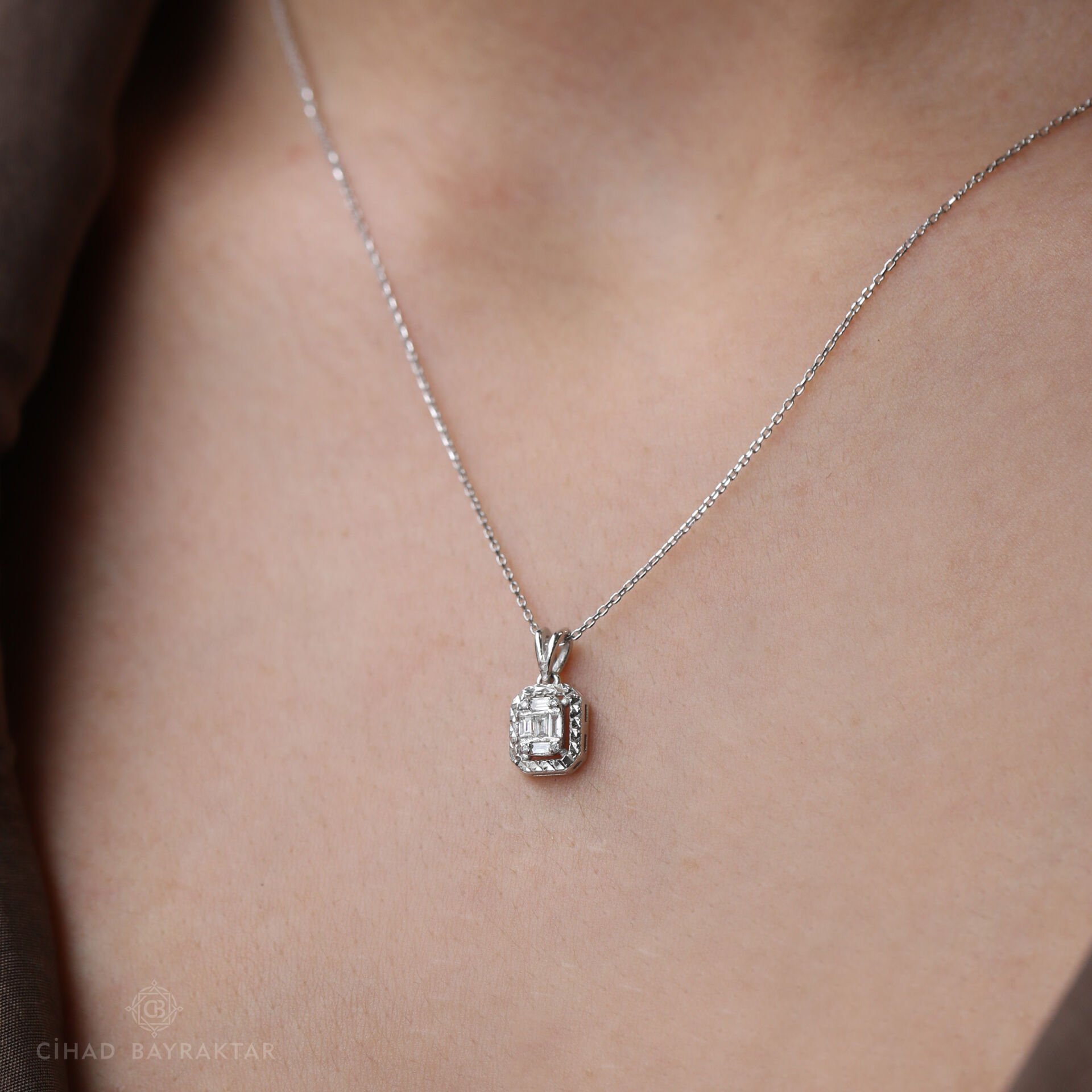 0,11 ct Pırlanta Baget Kolye