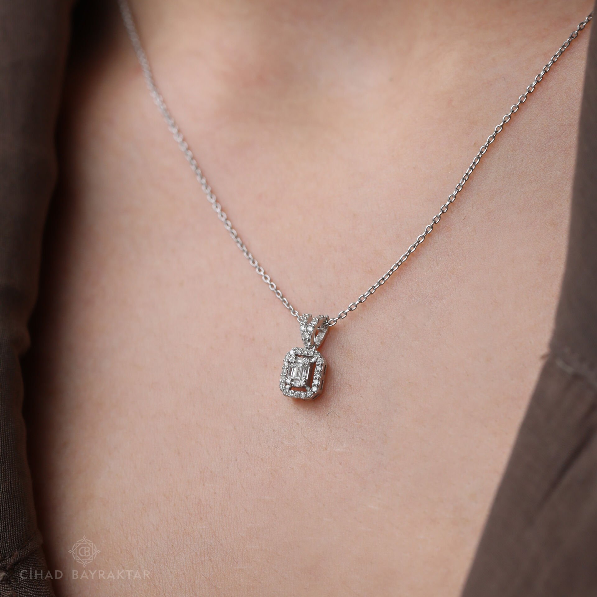 0,22 ct Pırlanta Baget Kolye
