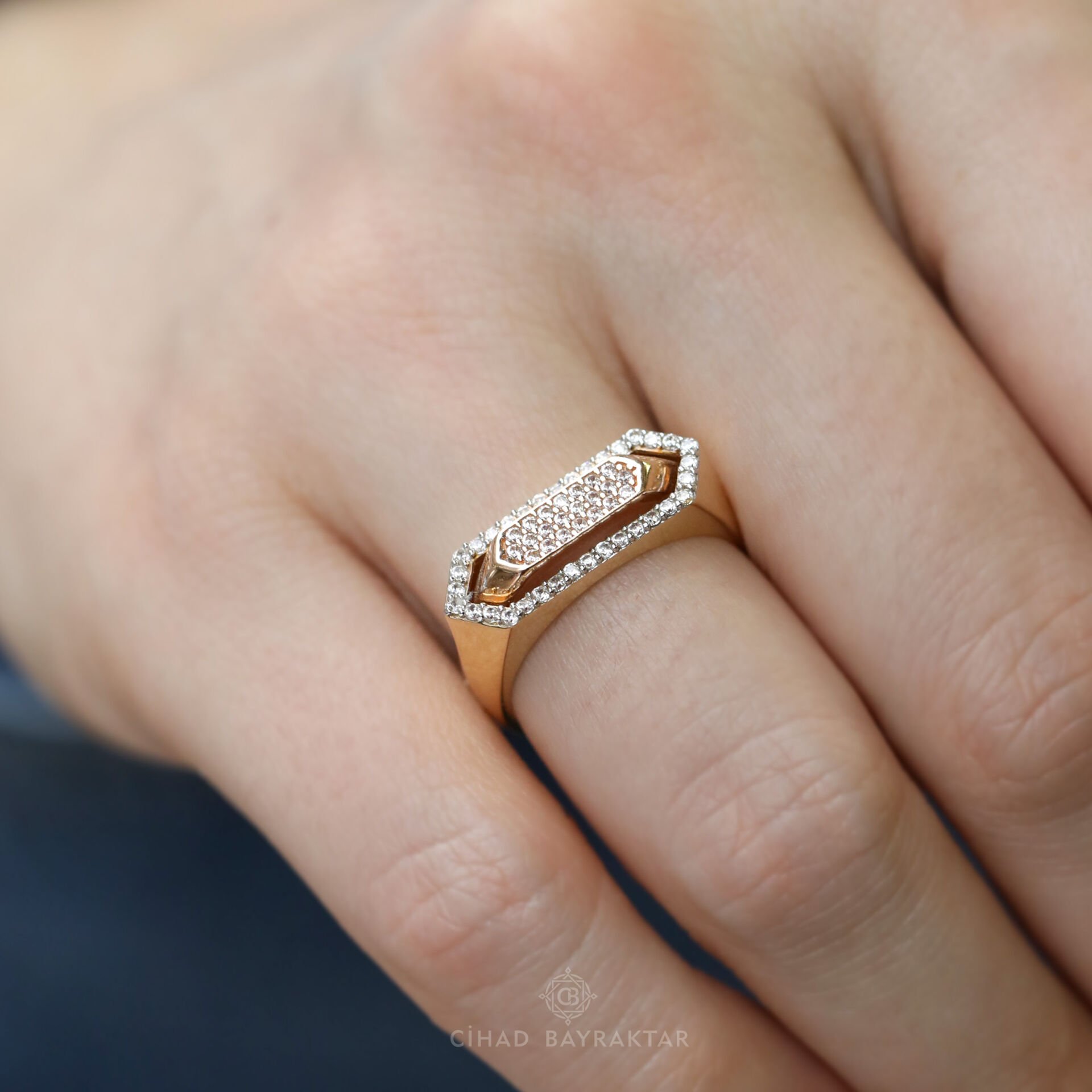 Taşlı Geometrik Altın Yüzük