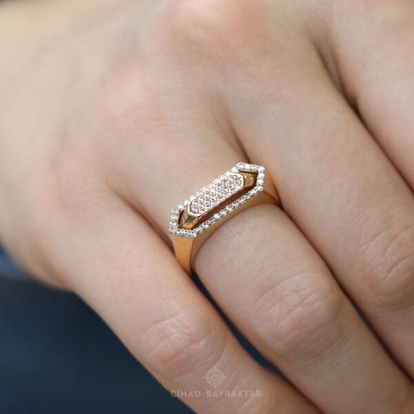 Taşlı Geometrik Altın Yüzük