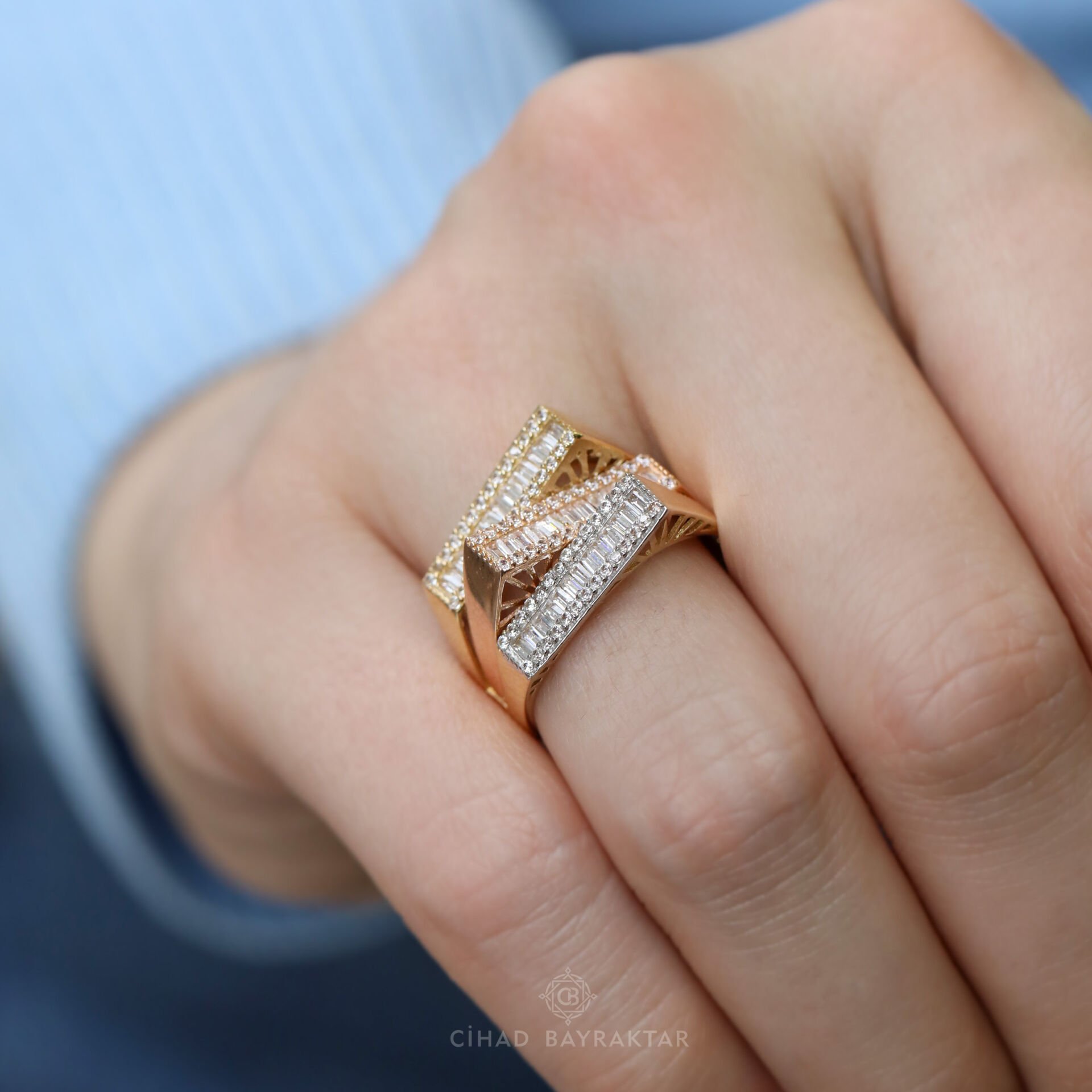 Taşlı Geometrik Altın Yüzük