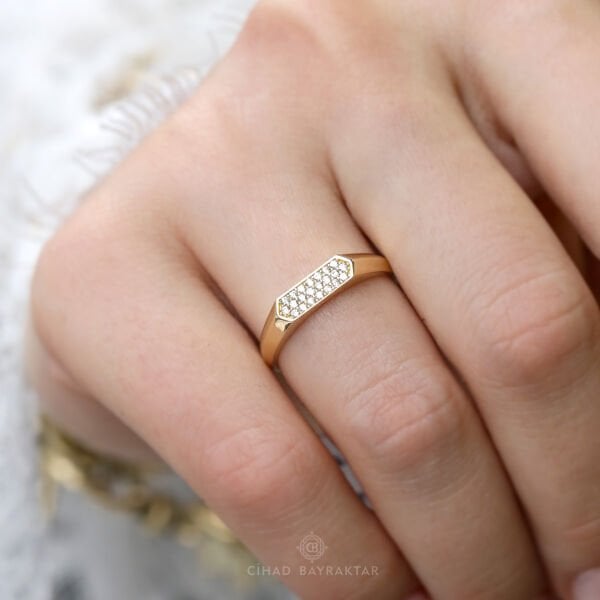 Taşlı Plaka Altın Yüzük