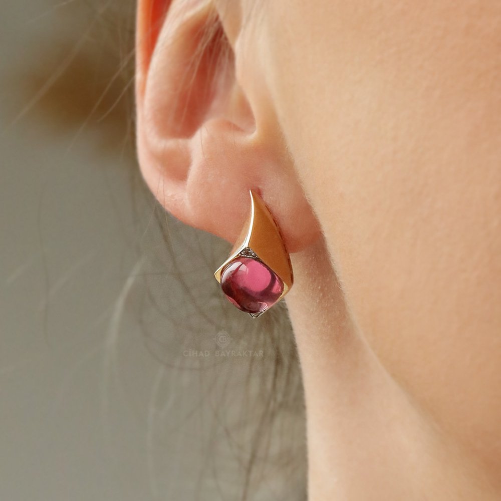 Pembe Taşlı Altın Küpe