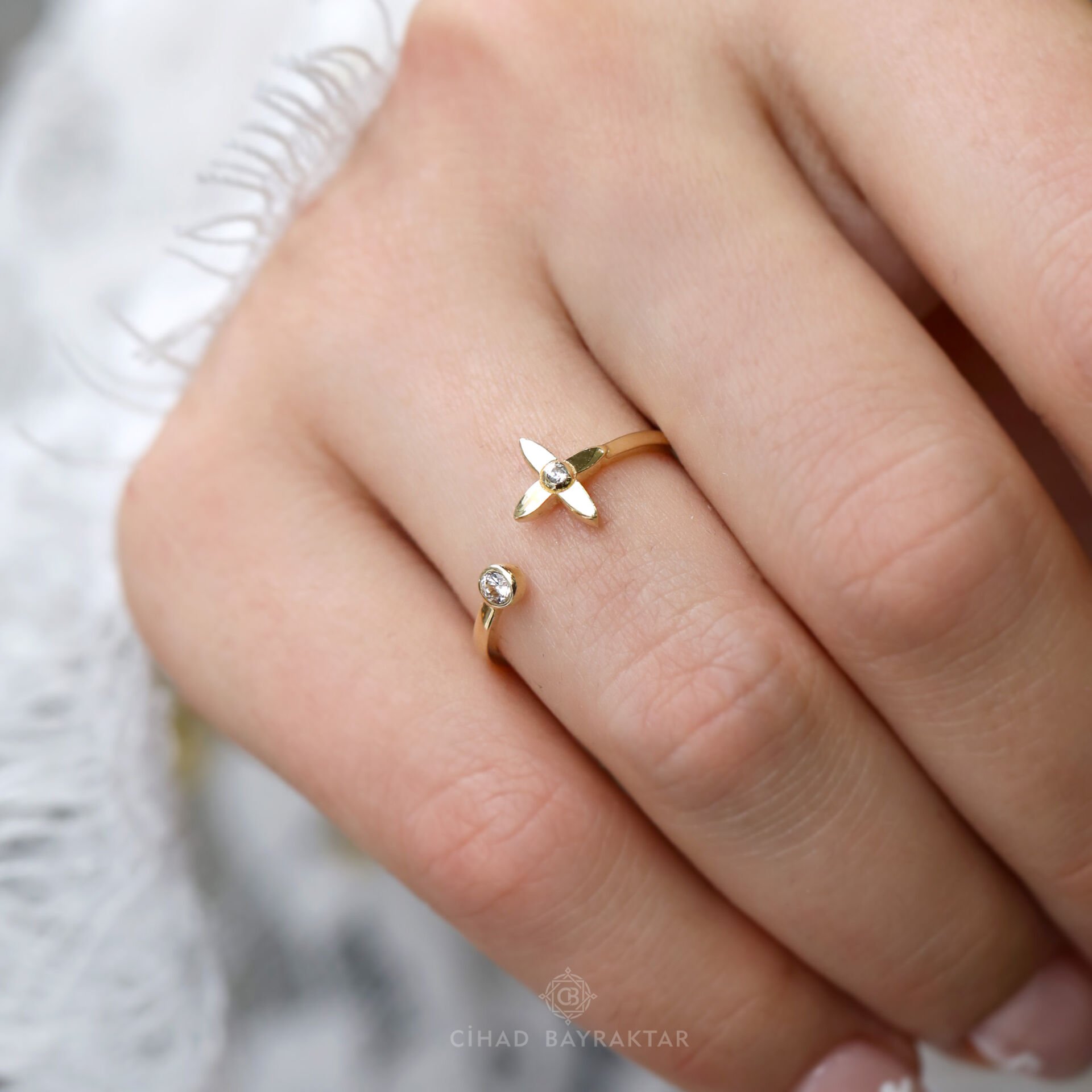 Yonca Taşlı Altın Yüzük