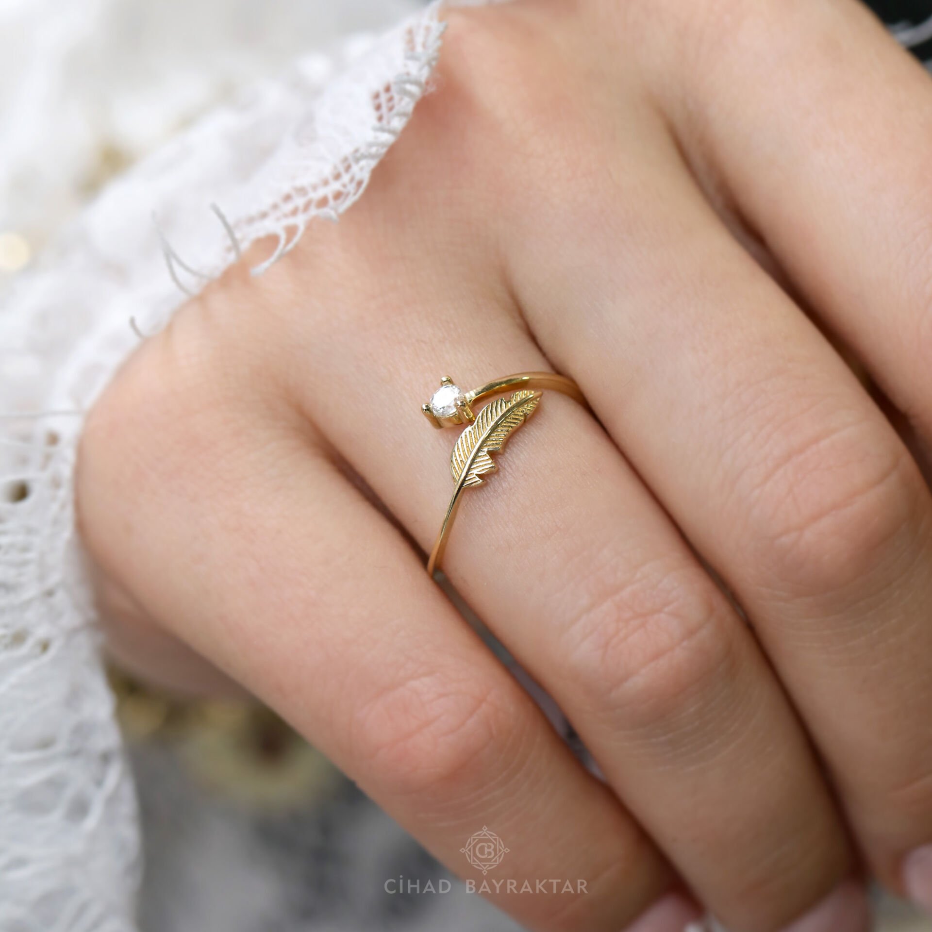 Tüy ve Taşlı Altın Yüzük