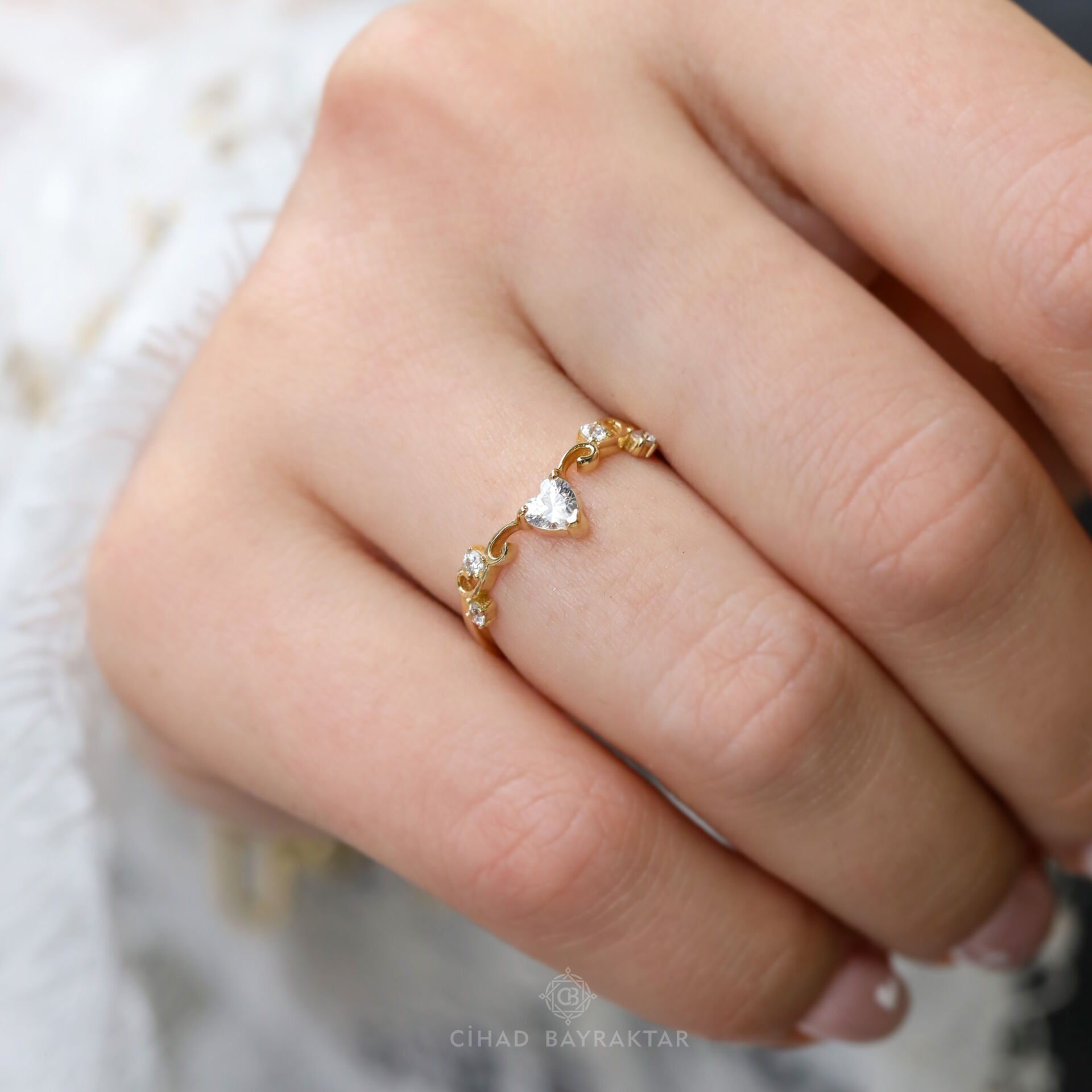 Kalp Taşlı Altın Yüzük