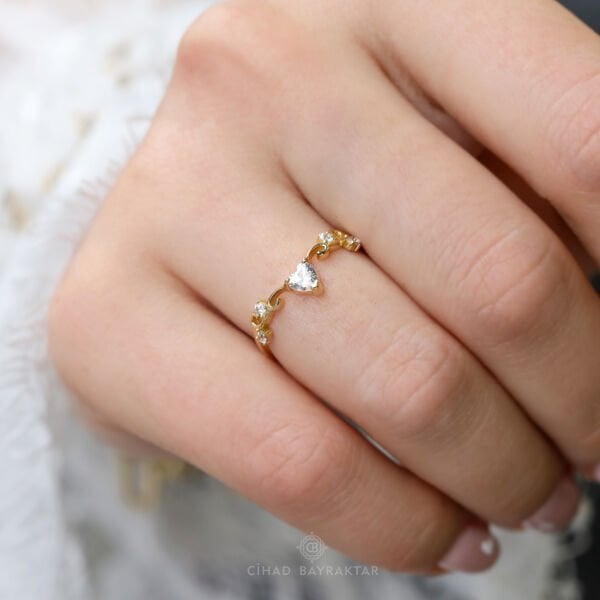 Kalp Taşlı Altın Yüzük