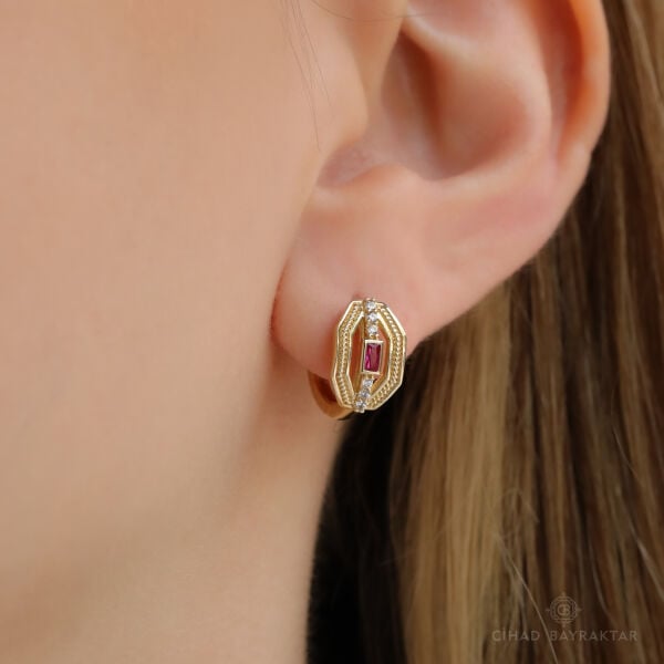 Taşlı Halka Altın Küpe